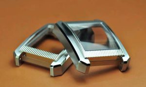 316L SS quartz watch design with vertical brushing on the face and polished bevel edge done by Billow Time Watch & Clock Manufacturer.